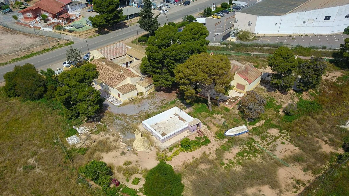 Multi-unit finca with industrial space