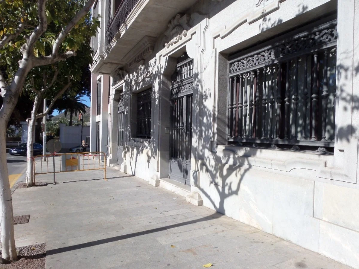 Sea-view commercial unit, 245 m²