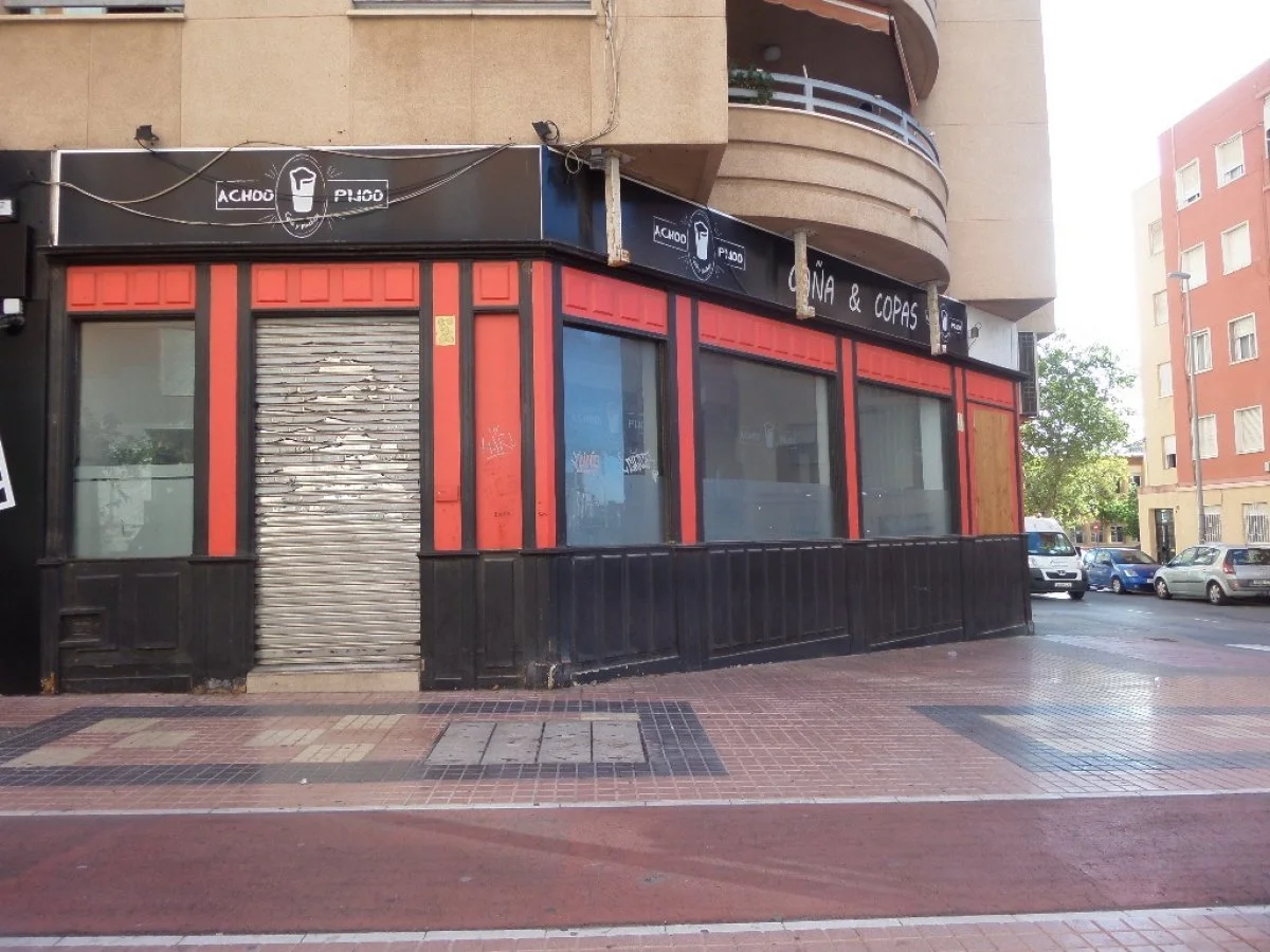 Reformed corner commercial unit, Cartagena