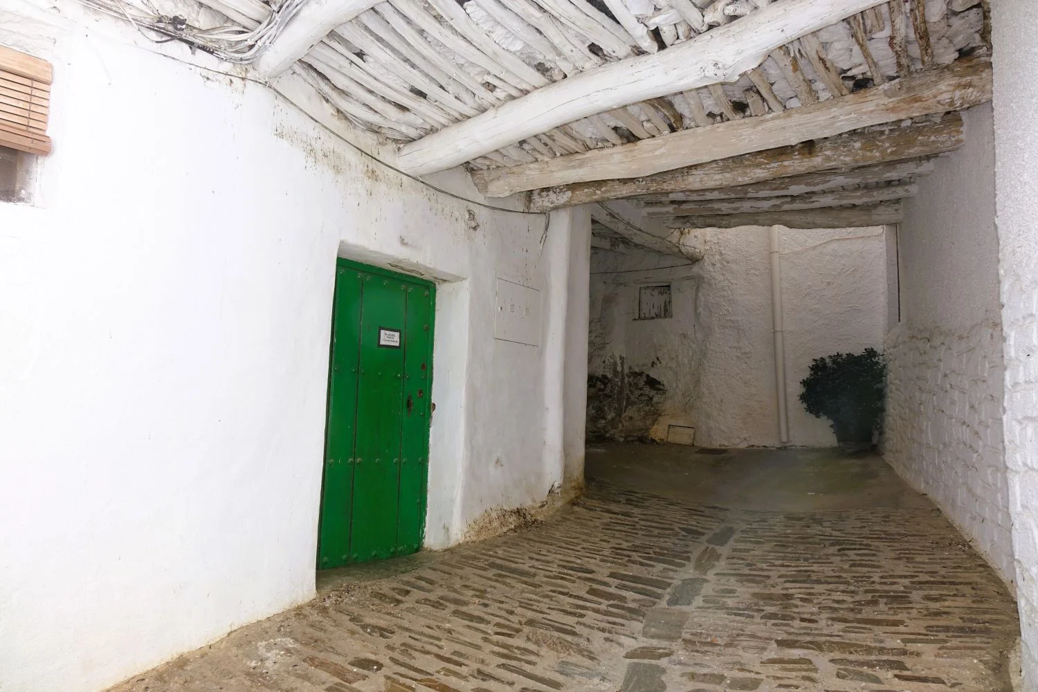 House in Fondales with conversion potential