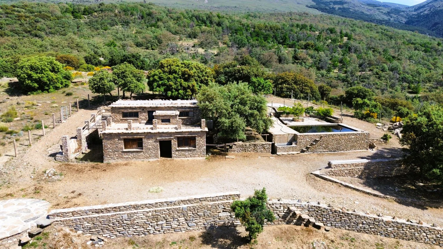 Stone chalet with 2,500 m² plot