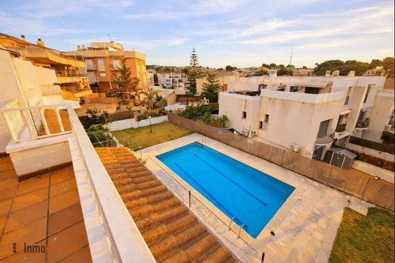 Adosado de tres dormitorios con piscina comunitaria