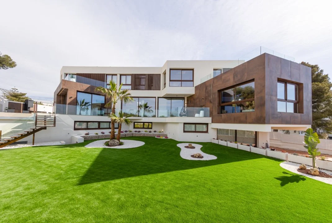Villa costera nueva con cuatro suites