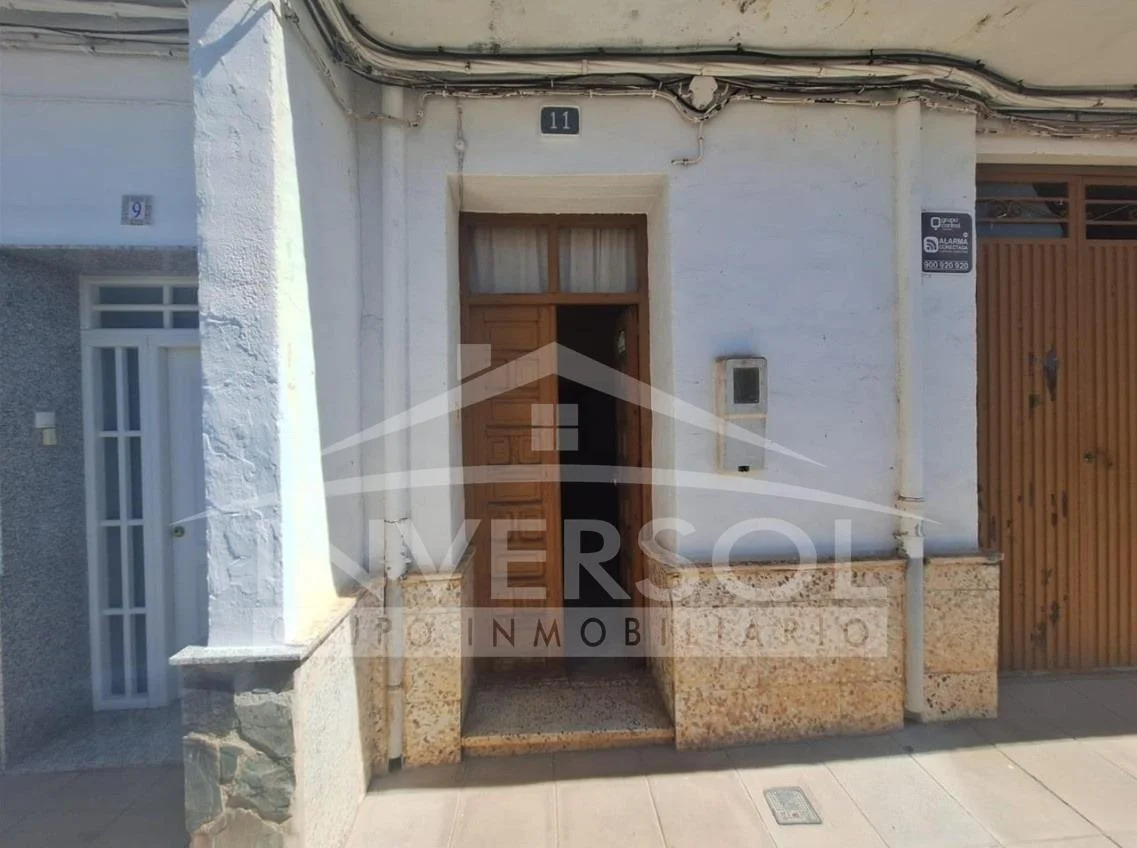 Casa adosada para reformar en centro de Fiñana