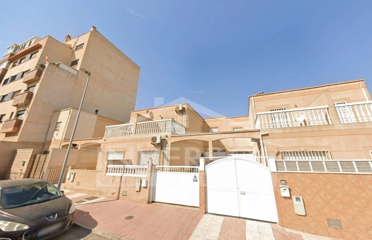 Tenanted duplex in Roquetas, 4 bedrooms