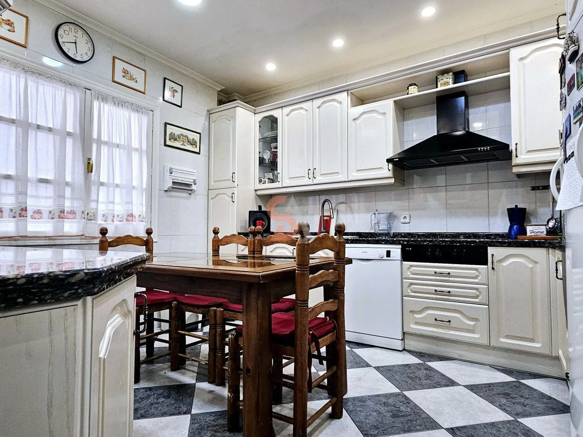 Historic central flat, five bedrooms