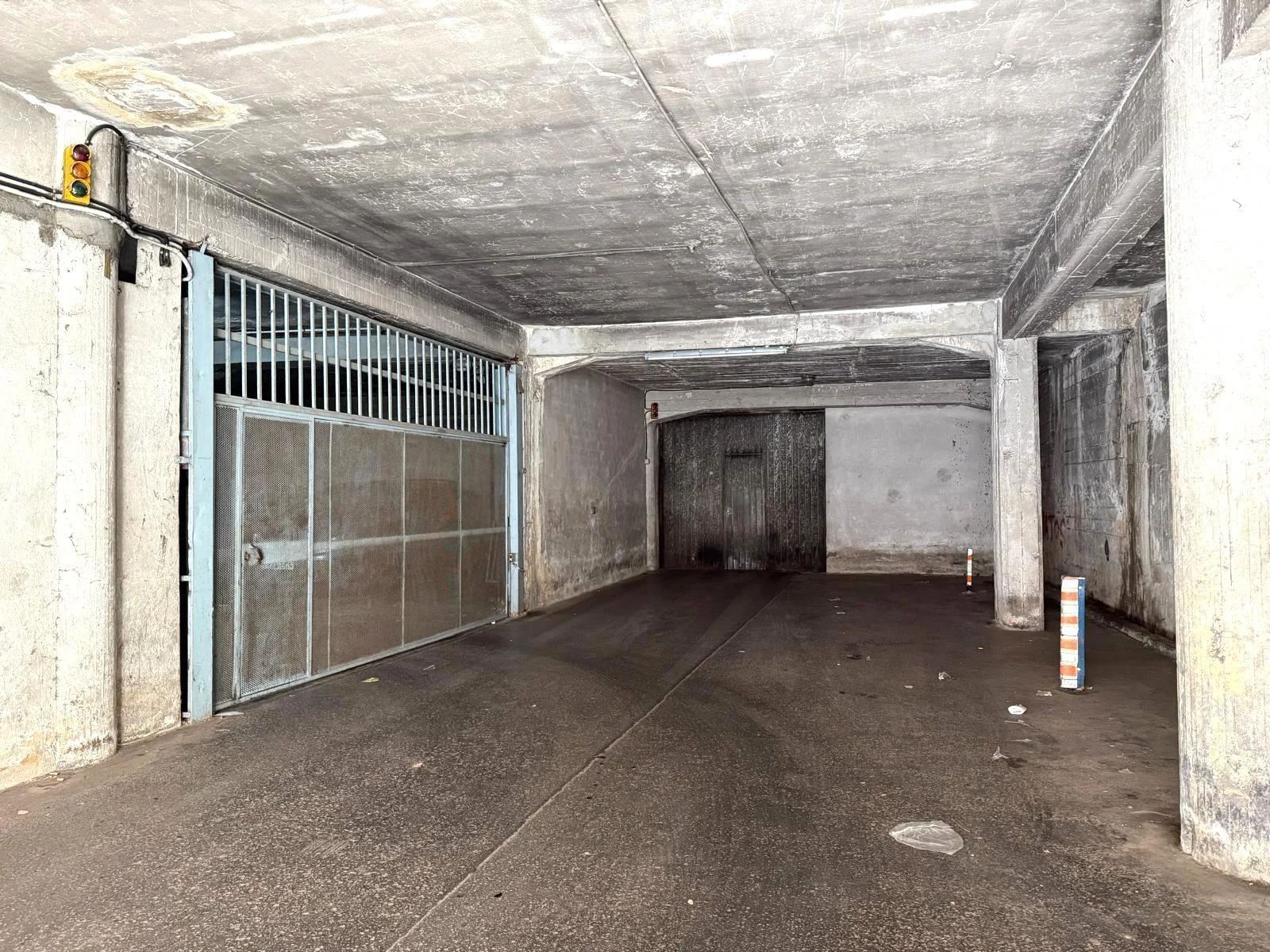 Large garage space in La Peña