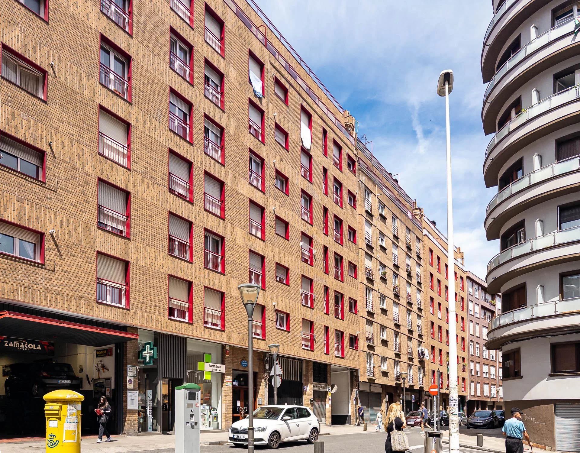Three-bedroom flat with communal pool