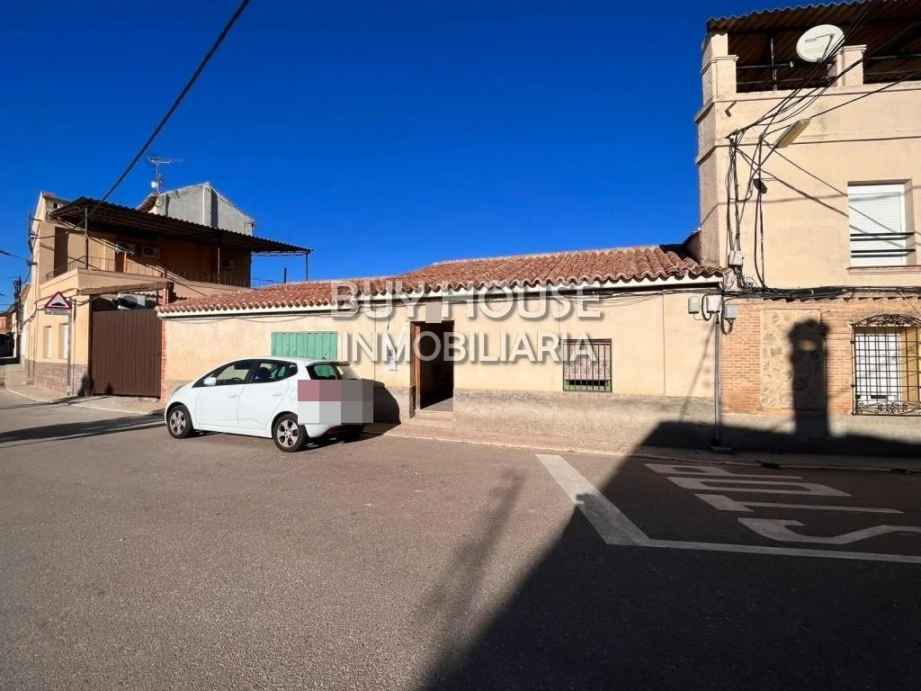 Central Camarenilla fixer-upper with patio
