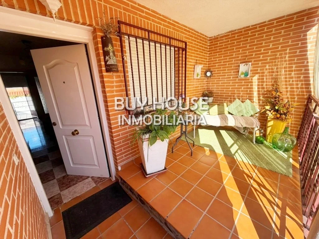 Spacious Bargas townhouse with three-car garage