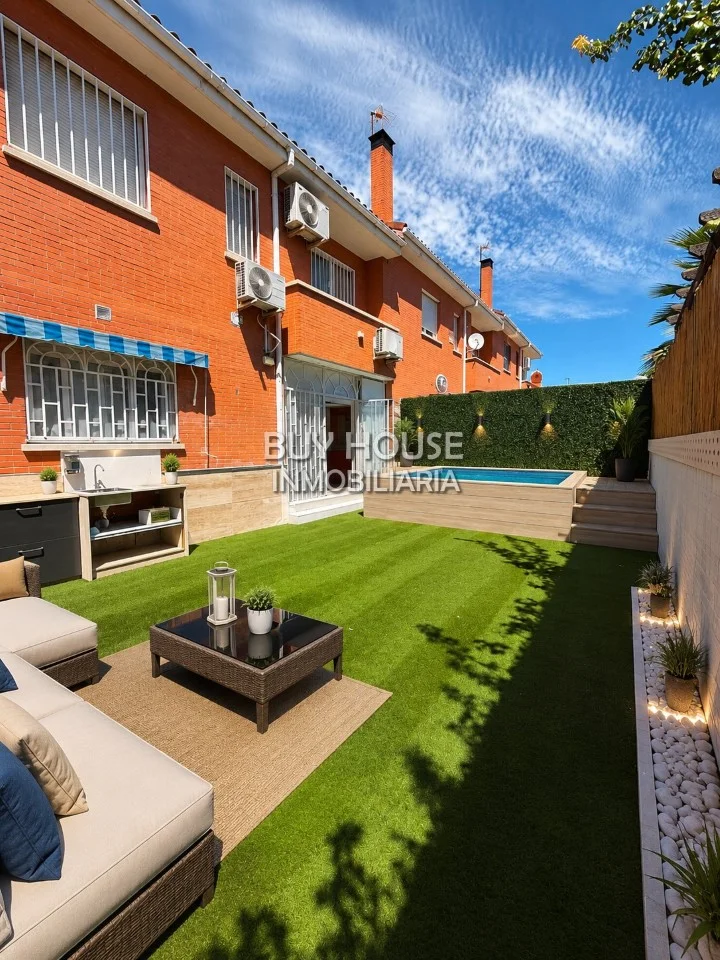 Spacious townhouse with private garden