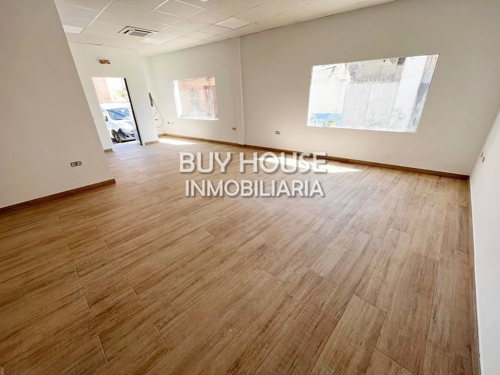 Corner commercial unit in central Villaluenga
