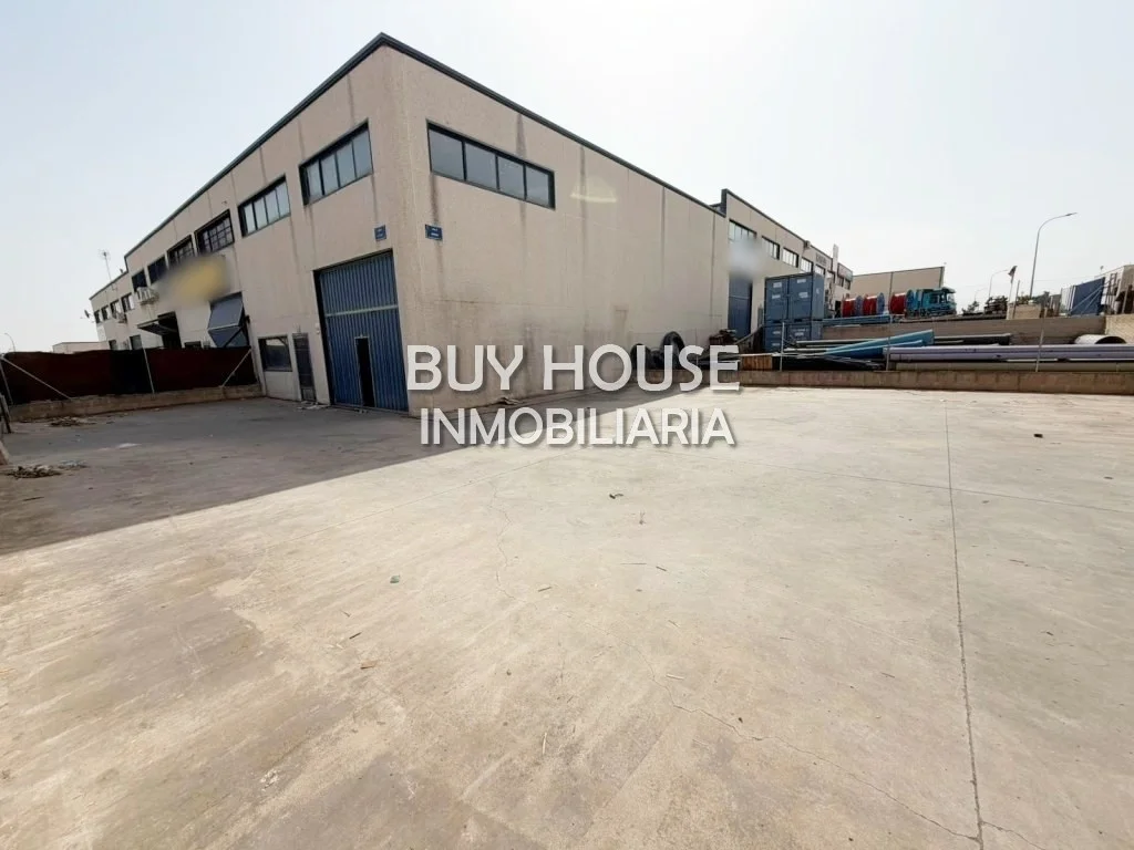 Logistics warehouse with private maneuvering yard