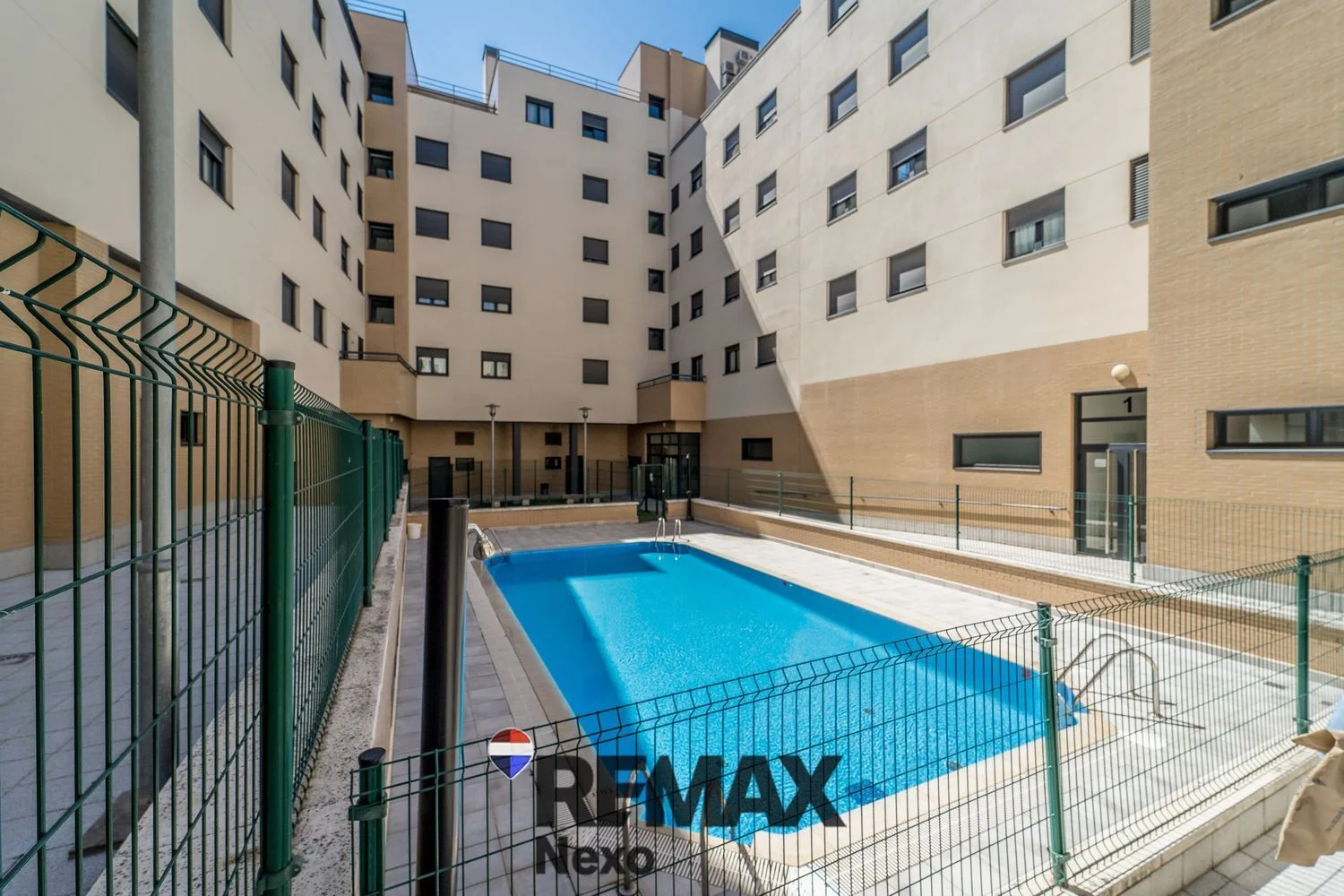 Three-bedroom flat with twin terraces
