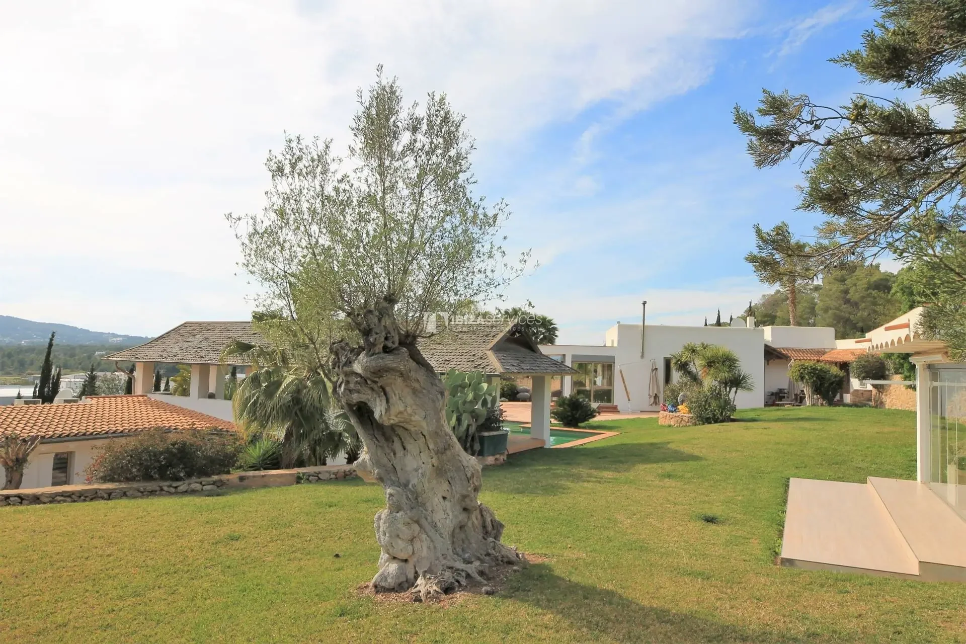 Finca histórica con casas de invitados y piscina