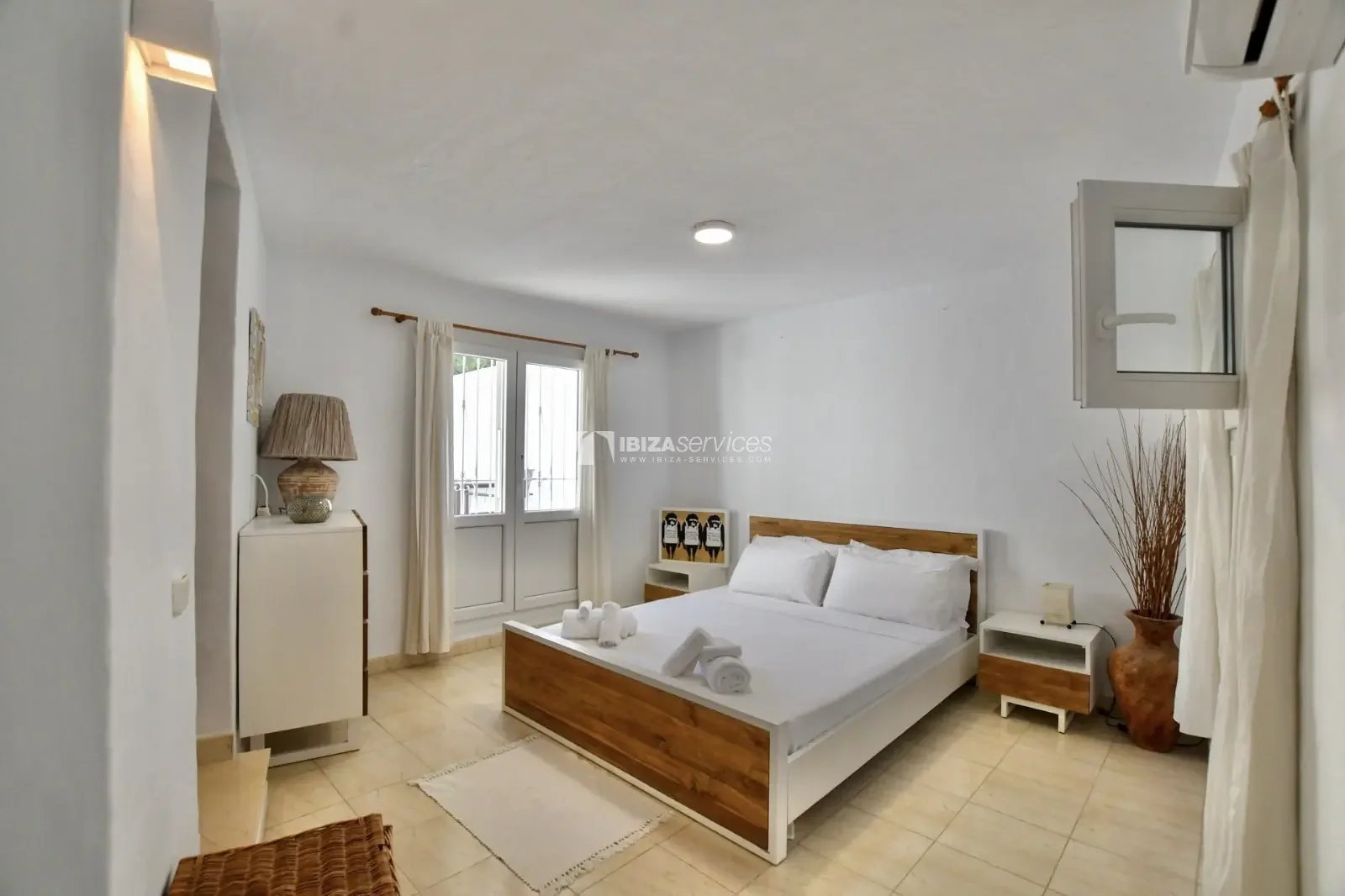 Five-bedroom villa with guest house