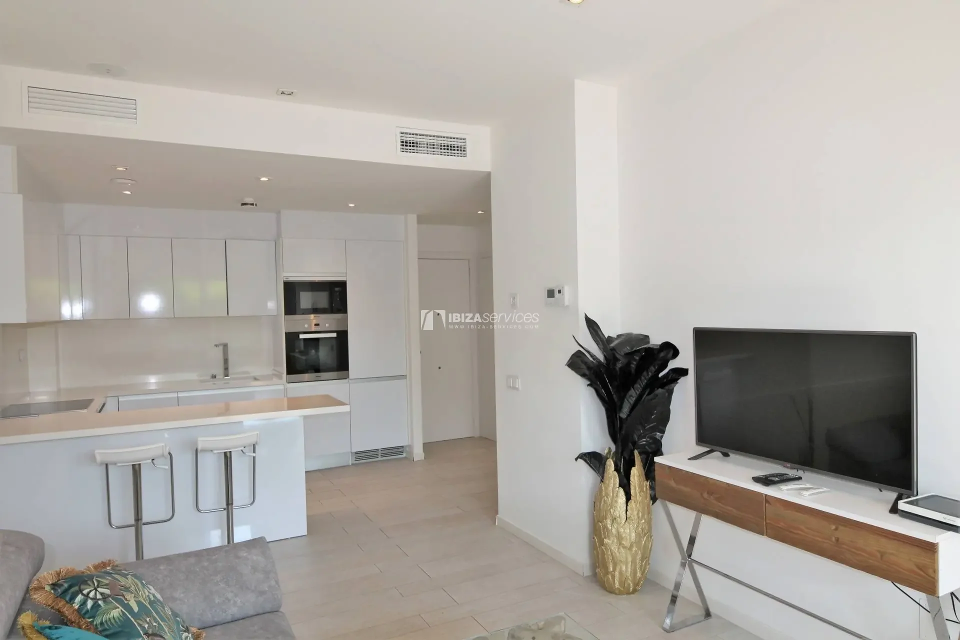 White Angel luxury ground-floor apartment