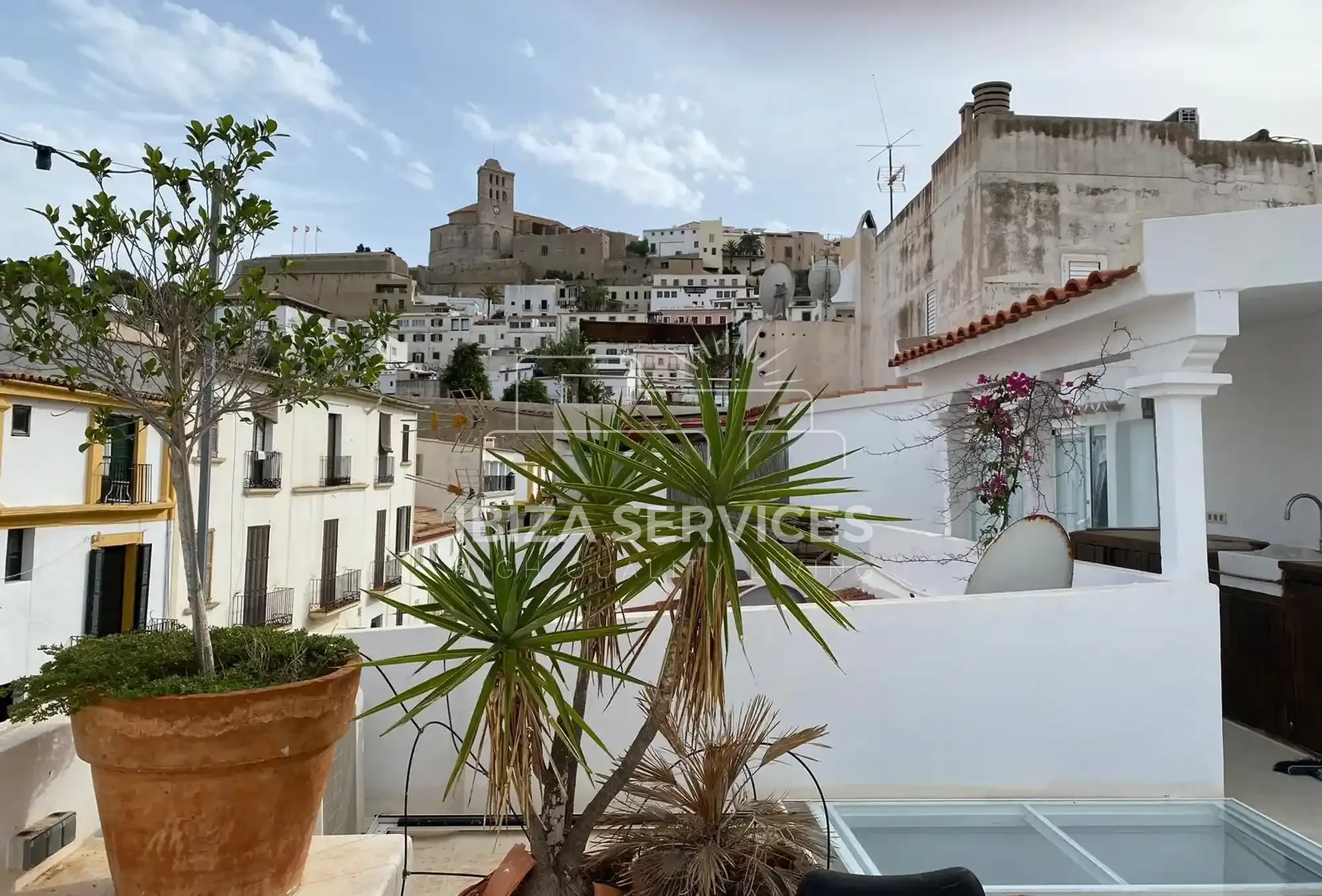 Renovated Dalt Vila duplex with terrace