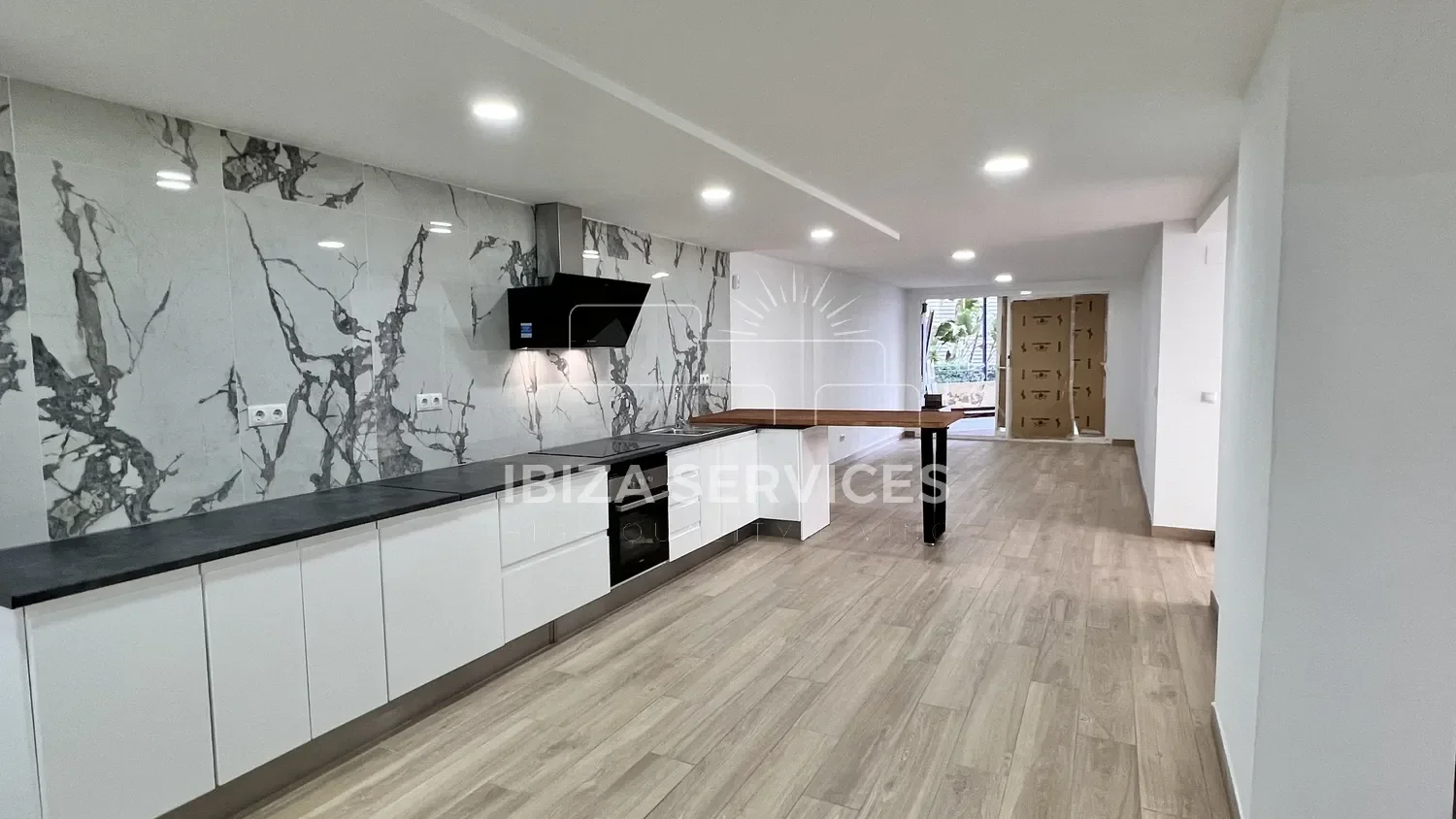 Apartamento reformado con terraza privada