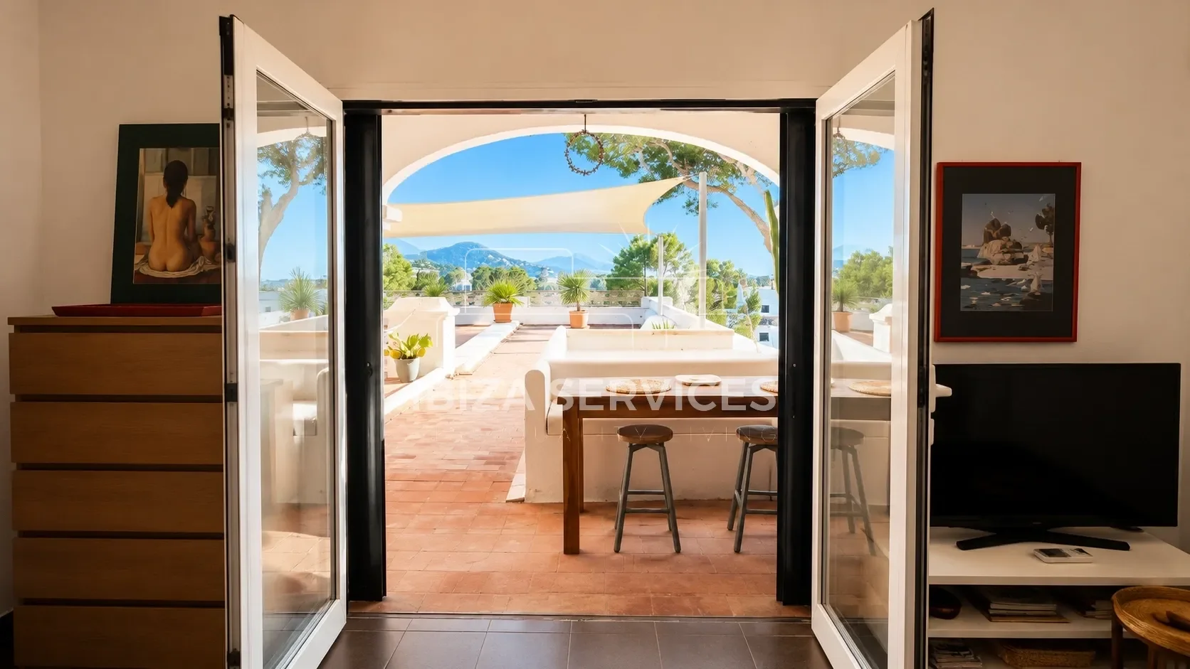 Three-bedroom apartment with expansive terraces