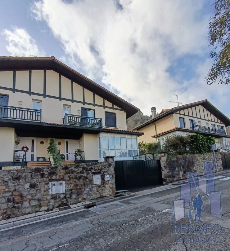 Mundaka townhouse with 180m² garden