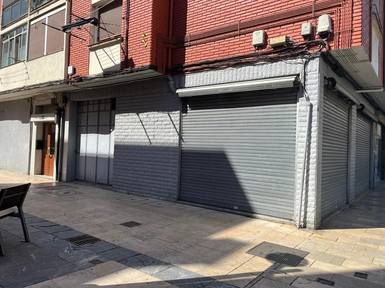 Commercial unit with dual-street frontage