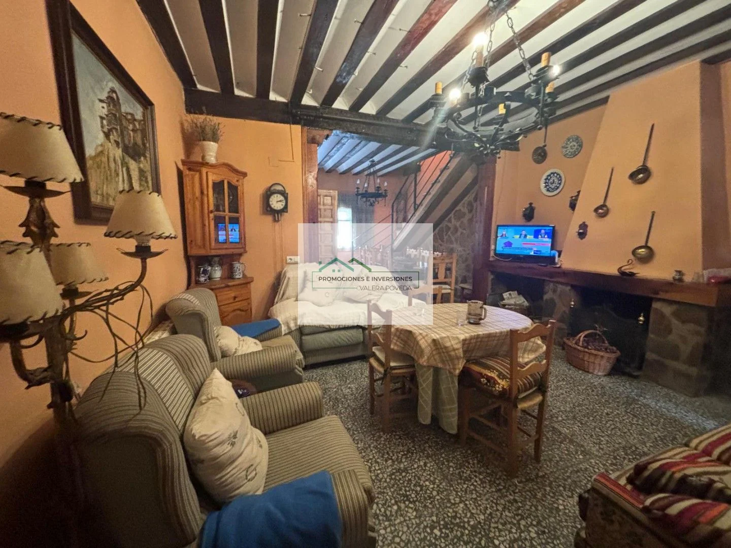 Spacious six-bedroom house in Cuenca
