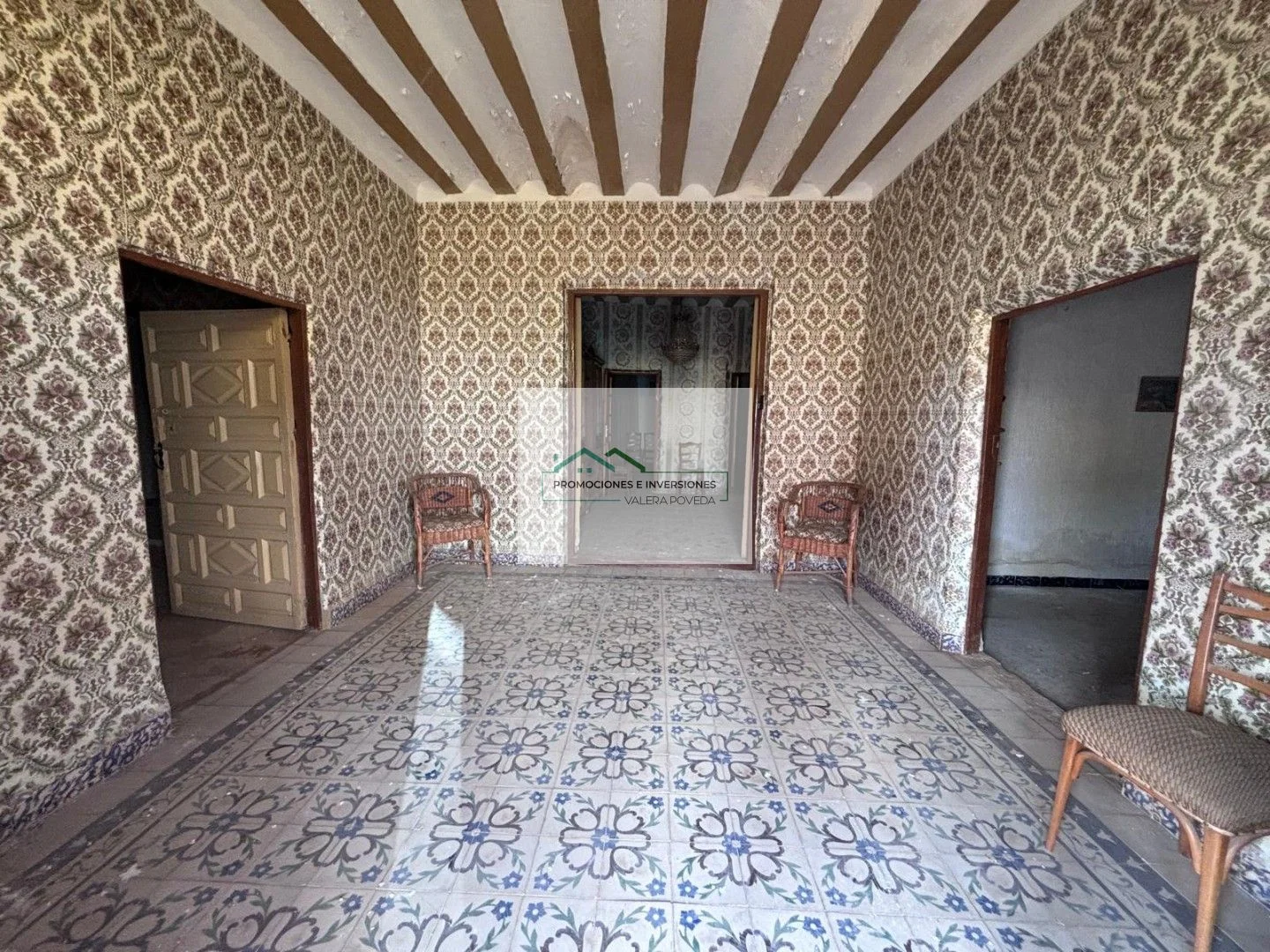 Rustic village house, seven-bedroom upside