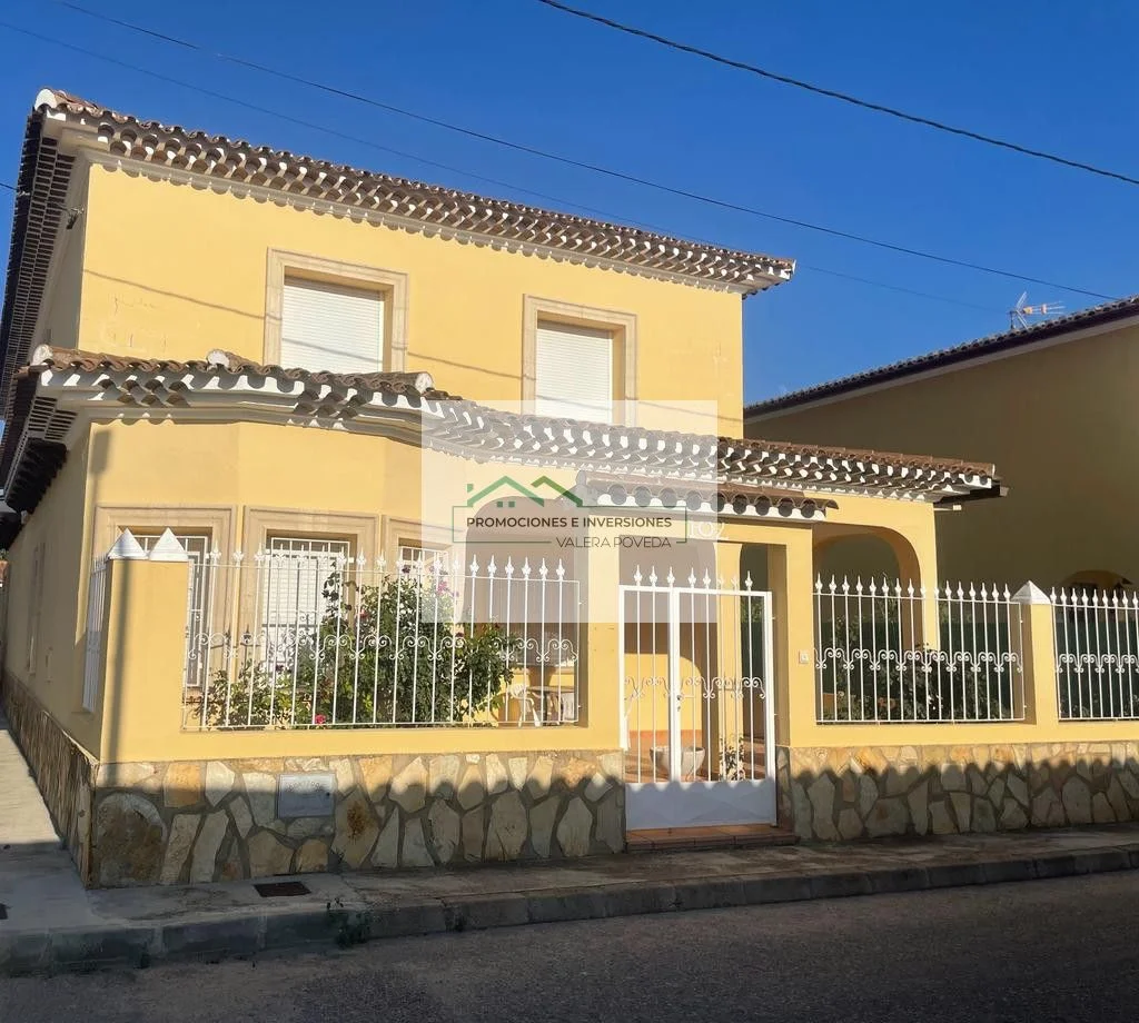 Seven-bedroom chalet in El Picazo