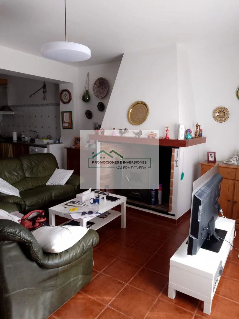 Three-storey Enguidanos house, five bedrooms