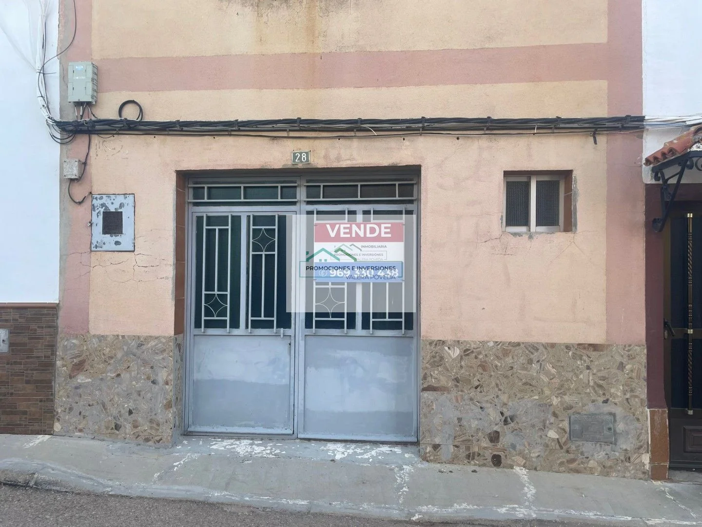 Three-storey house with renovation potential