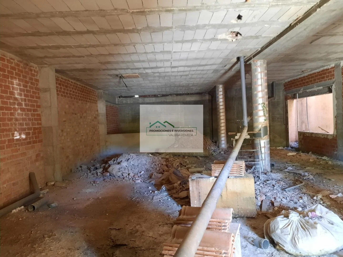 Large building under construction, 1006 m²
