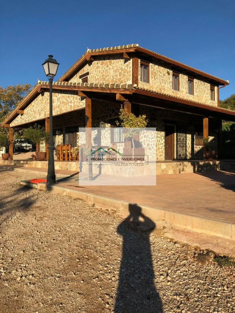 Finca rústica con tres casas y piscina