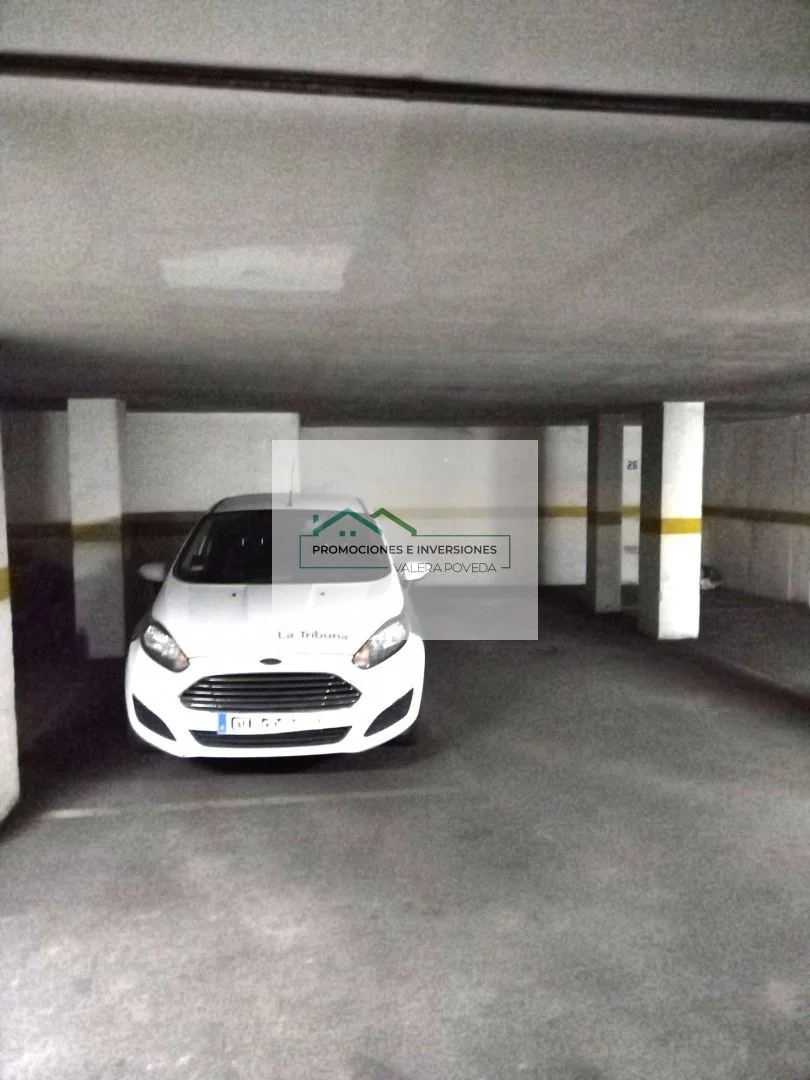 Central Cuenca garage with 15 m²
