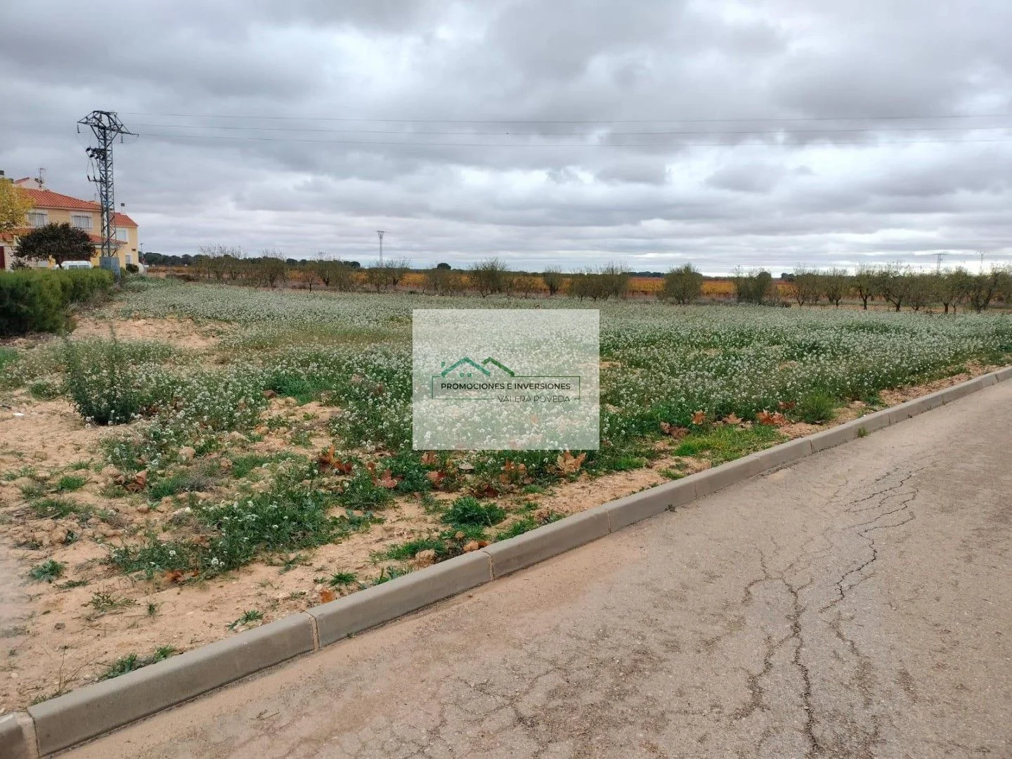 Terreno urbano esquinero en Casas de Benítez