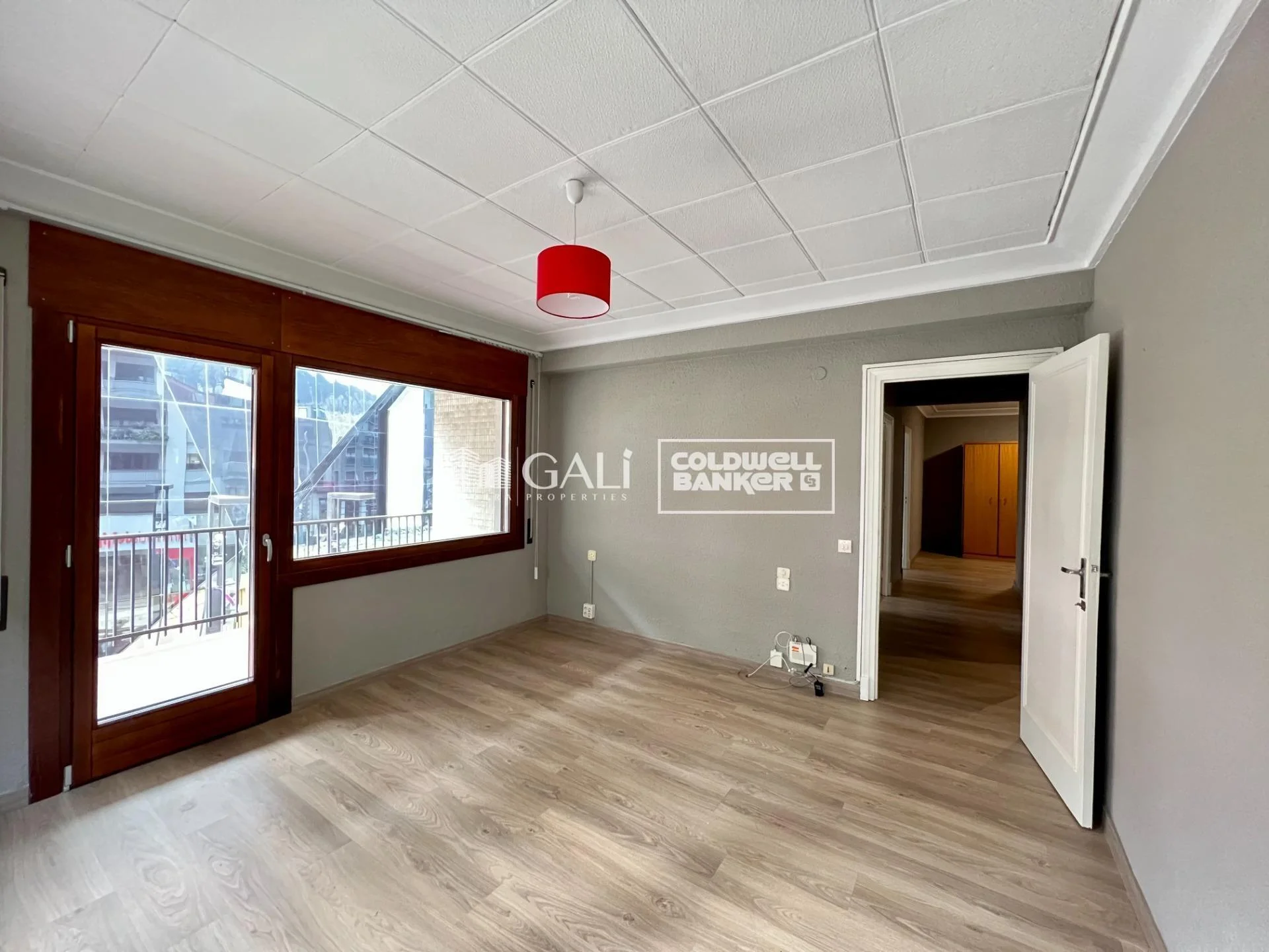 Central Andorra flat, four-bedroom investment