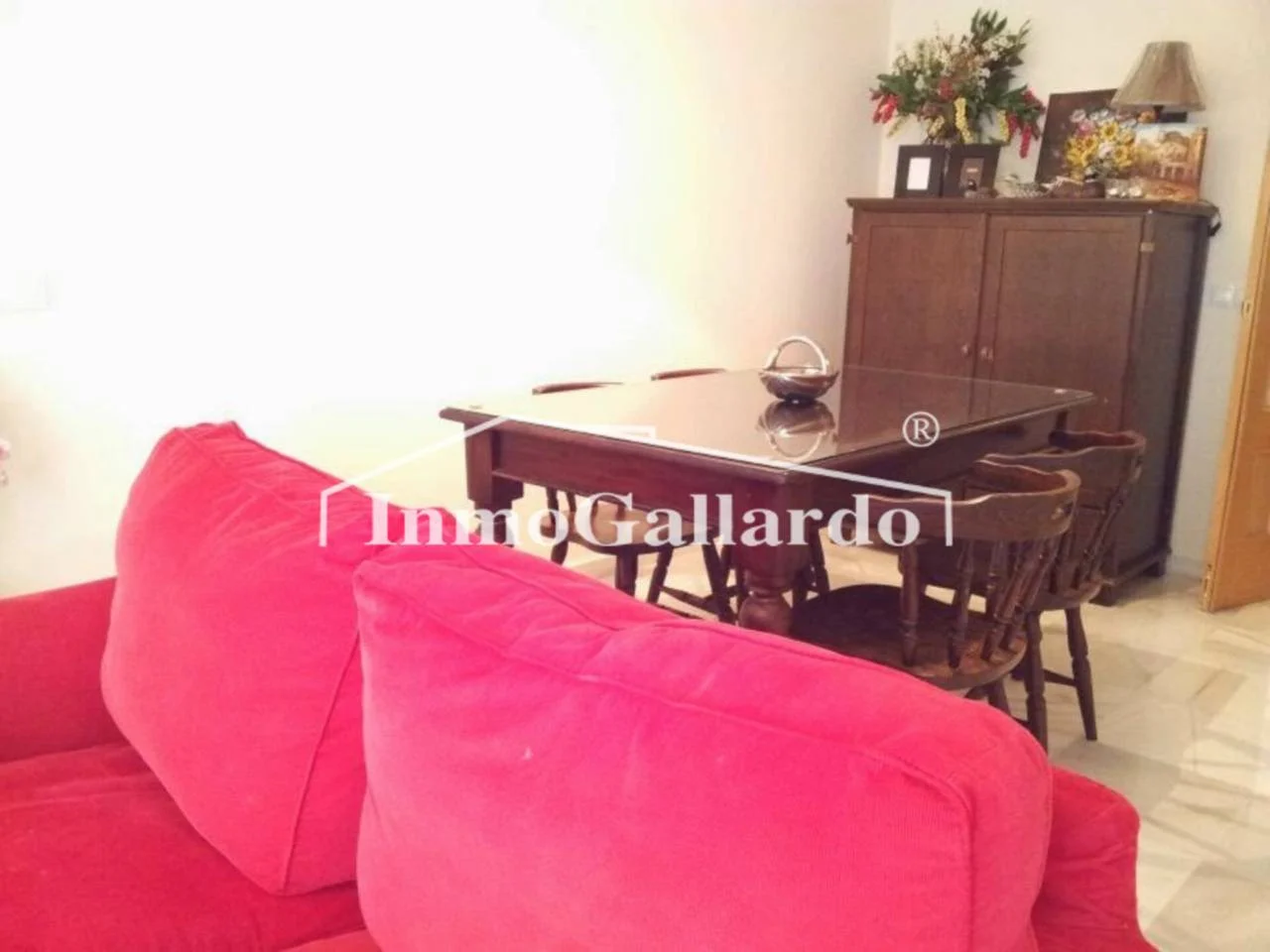 Piso de tres dormitorios con piscina comunitaria