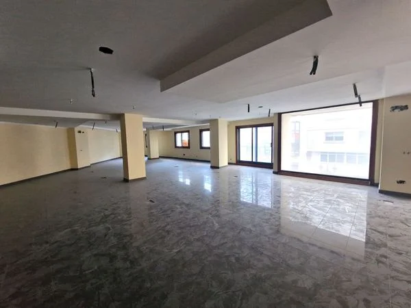 Areal commercial unit with independent access