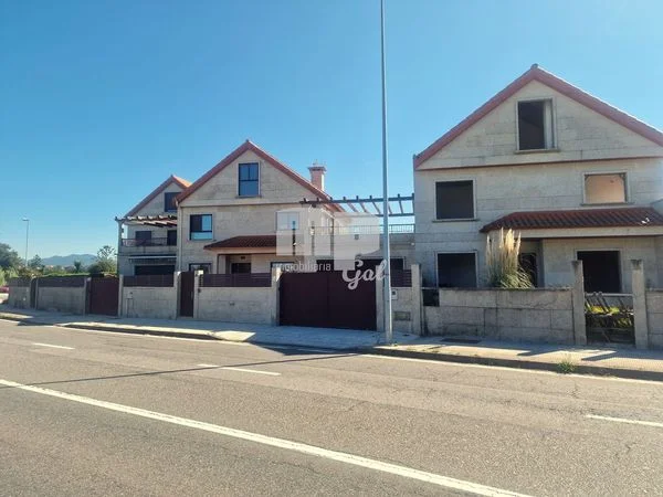 Modern three-floor chalet near Ladeira