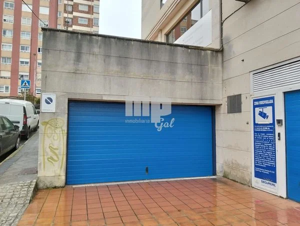 Vigo commercial unit with parking