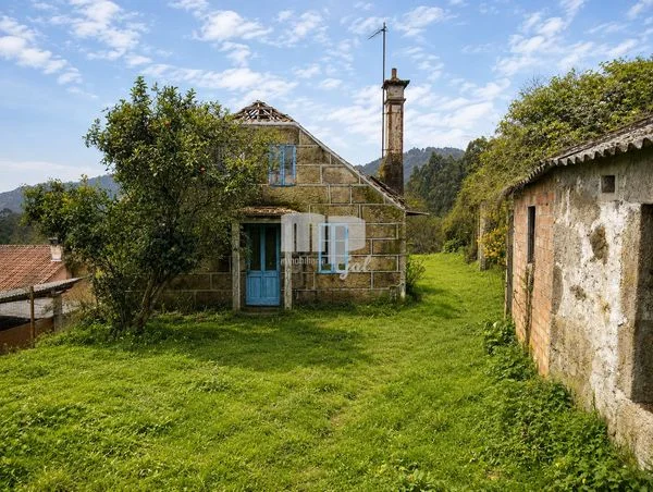 Casa de piedra en parcela de 2.887 m²