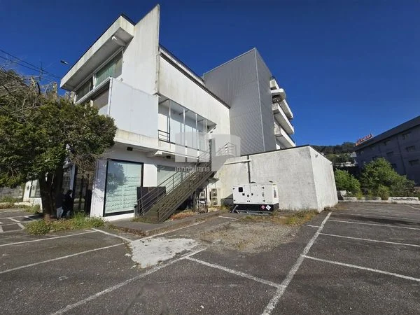 Puxeiros office building with rooftop terrace
