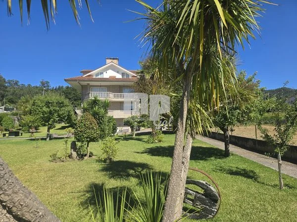 Gran chalet en Coruxo con dos viviendas