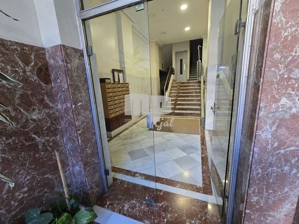Central Vigo property with expansion potential