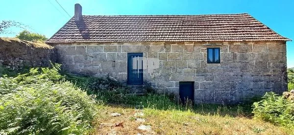 Rural stone house with renovation potential