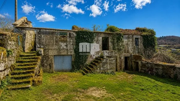 Casa rural de piedra con gran parcela