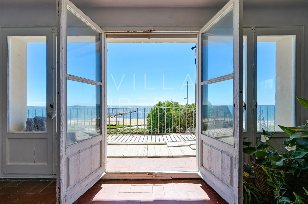 Villa frente al mar con parcela de 765 m²