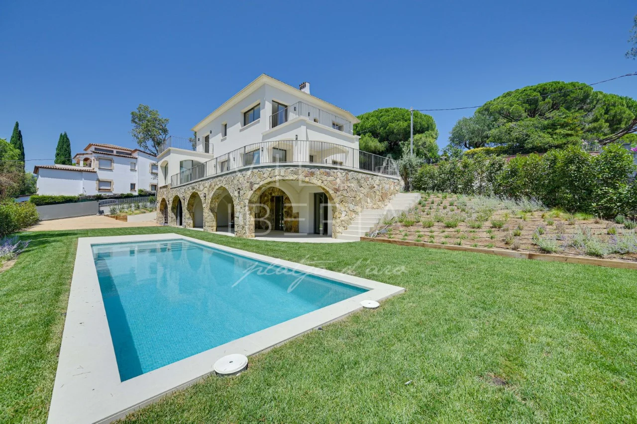 Renovated sea-view villa, five suites