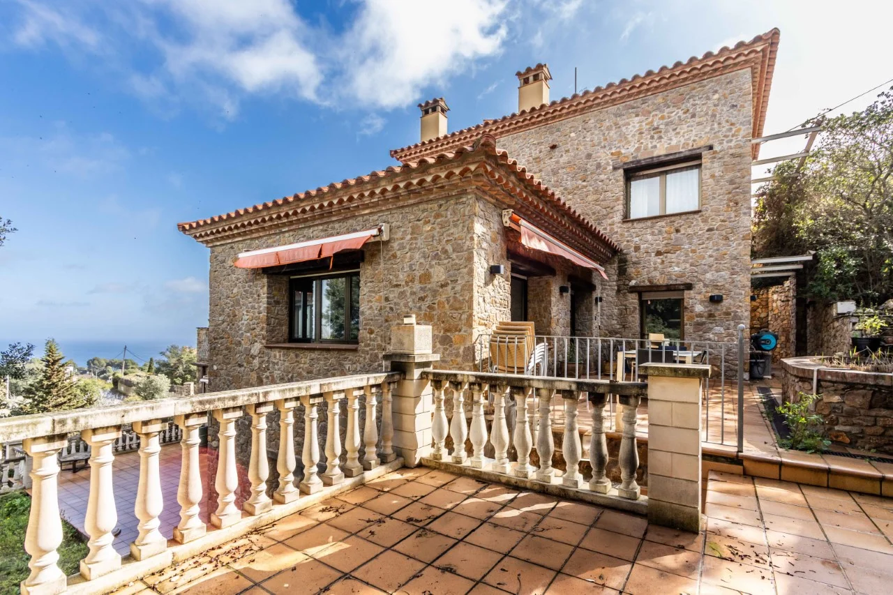 Spacious sea-view villa, six bedrooms