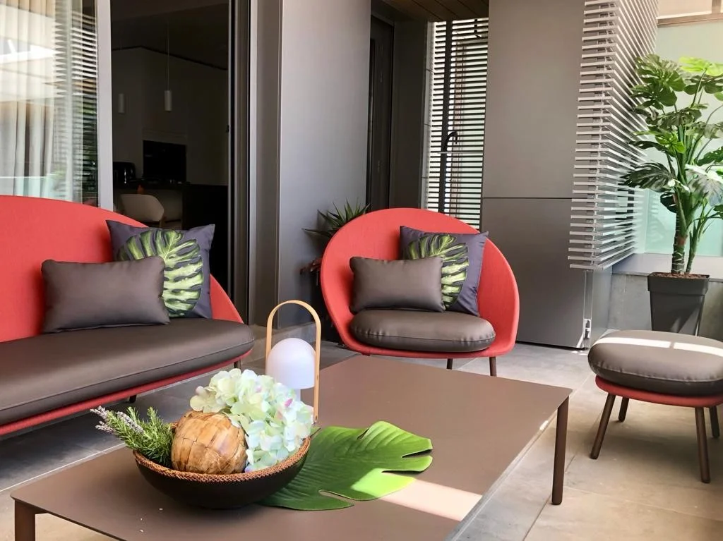 Beachfront apartment with pool, 3 bedrooms